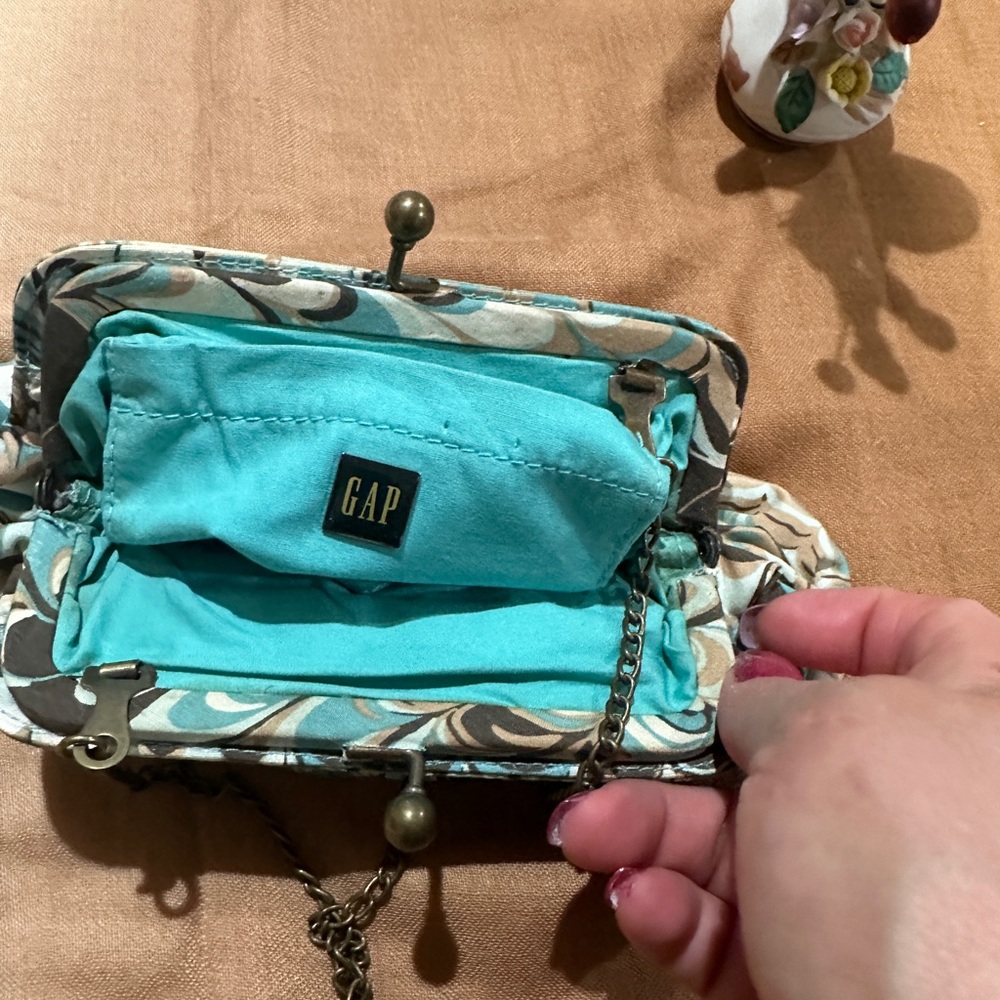 GAP Small multicolored purse with chain strap and snap closure,good condition. - Picture 4 of 7